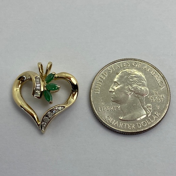 10KT diamond 💎 and emerald heart - Picture 13 of 17